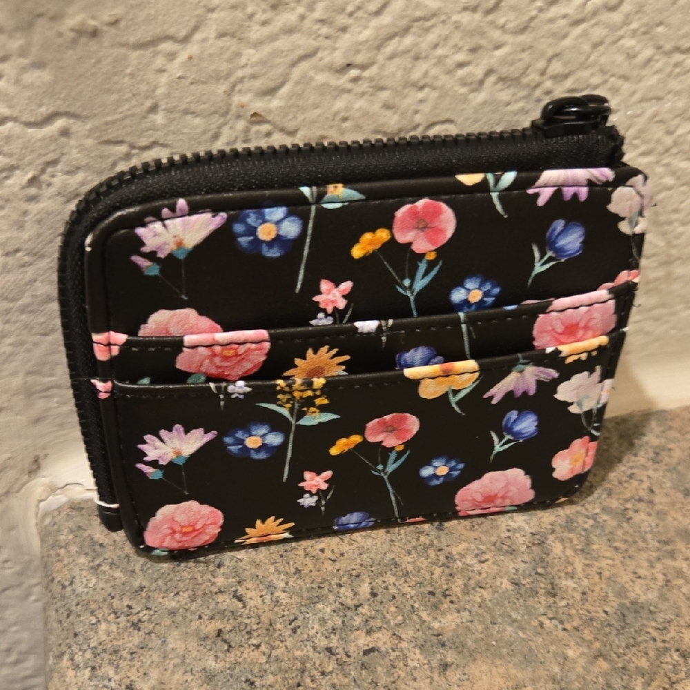 Betsey Johnson Black Floral Zip Card Wallet with Multicolor Flowers Nwt - Picture 2 of 3